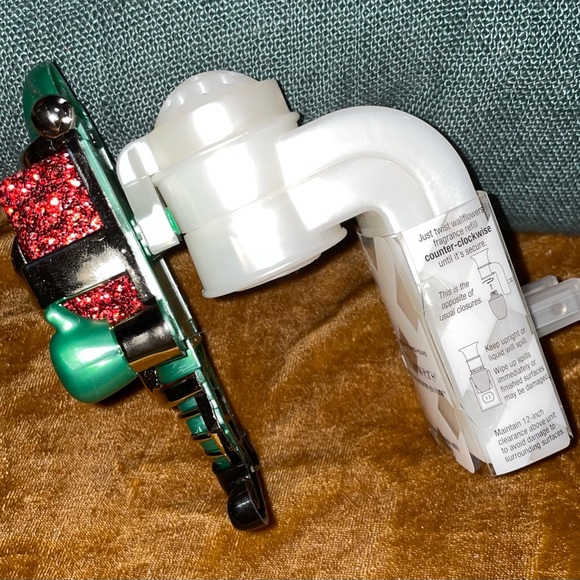 Bath & Body Works Elf Holding Presents Wallflower Plug - Picture 2 of 3
